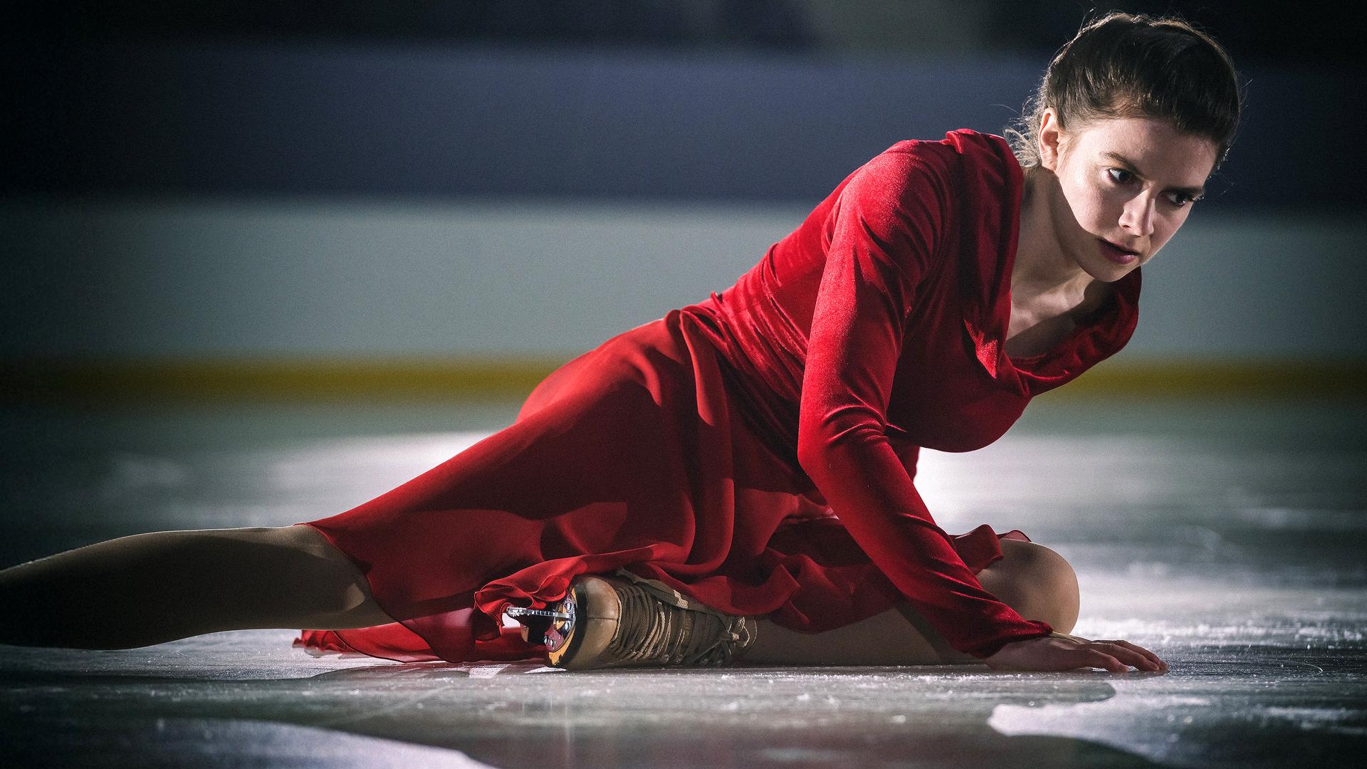 Kati Witt (Lavinia Nowak) stürzt bei ihrer Kürvorführung in Frankfurt ein zweites Mal.