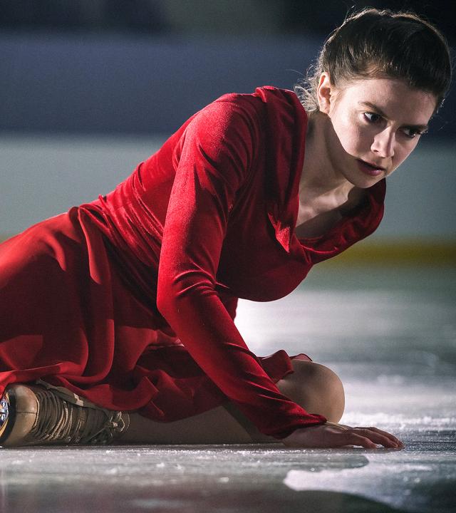 Kati Witt (Lavinia Nowak) stürzt bei ihrer Kürvorführung in Frankfurt ein zweites Mal.