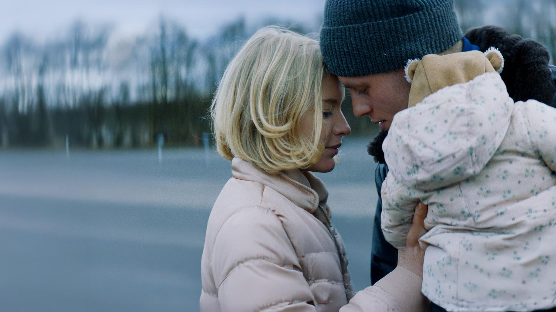 Andi (Jannis Niewöhner) wünscht sich nichts mehr, als mit seiner Ex-Freundin Sonja (Lena Tronina) und den Kindern eine Familie sein zu können