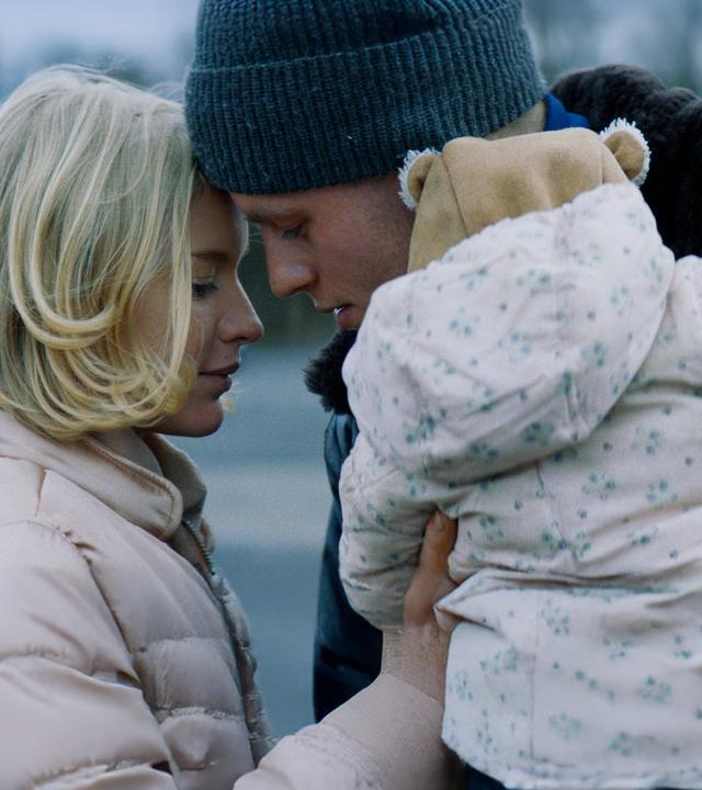 Andi (Jannis Niewöhner) wünscht sich nichts mehr, als mit seiner Ex-Freundin Sonja (Lena Tronina) und den Kindern eine Familie sein zu können