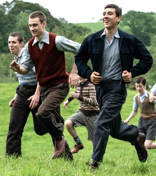 Sam (Marek Wroblewski, l.), Arek (Tomasz Studzinski, M.) und Chaim (Kacper Swietek, r.) laufen freudig zum See