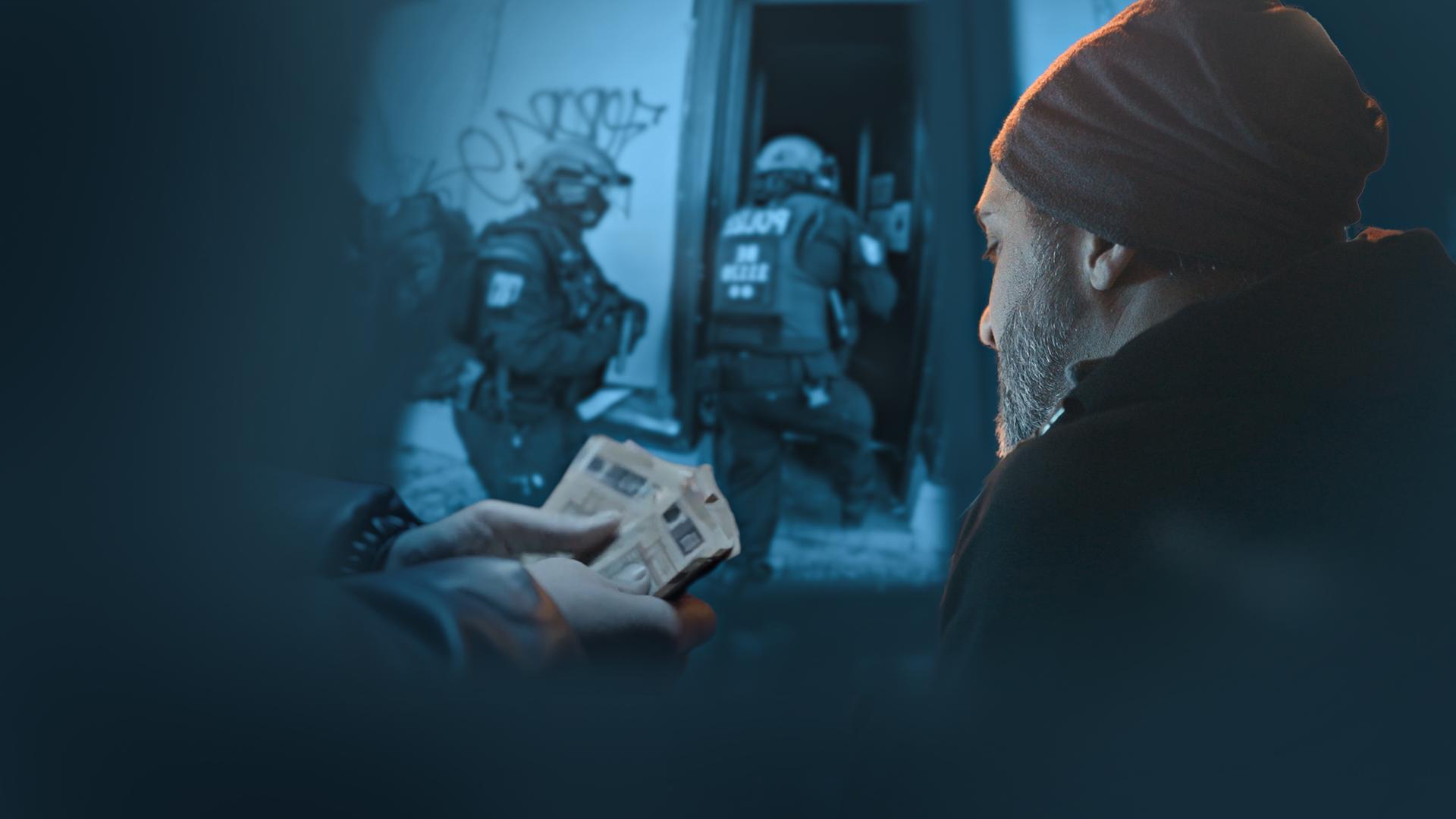 Im Hintergrund sind Polizisten in voller Ausrüstung zu sehen, die offenbar ein Haus stürmen. Im Vordergrund ist rechts ein Mann mit Bart und Mütze zu sehen. Links daneben sieht man die Hände eines anderen Mannes, der 50 Euro-Scheine hält.