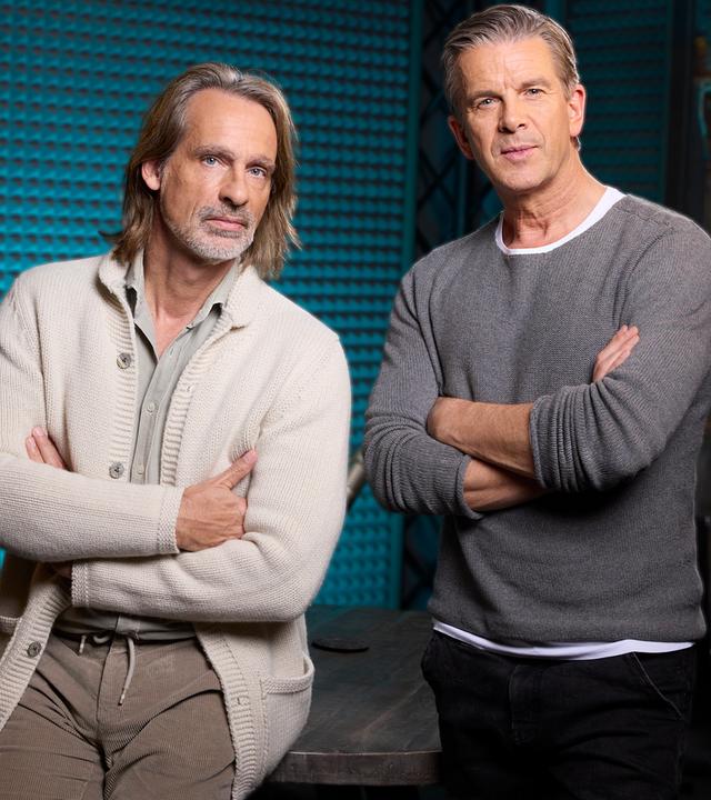Markus Lanz und Richard David Precht nehmen in einem Studio ihren Podcast auf