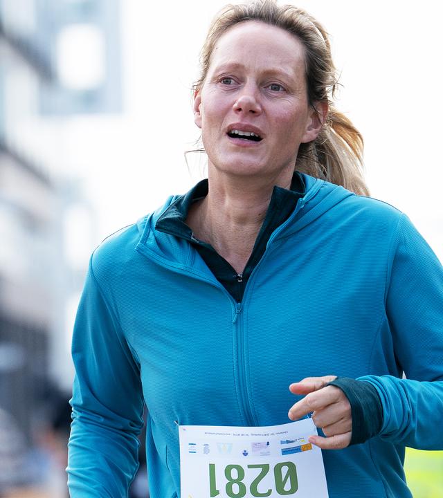 Juliane (Anna Schudt) erläuft sich beim Hamburger Herbstlauf ihren ersten eigenen Erfolg nach dem Suizid ihres Lebensgefährten.