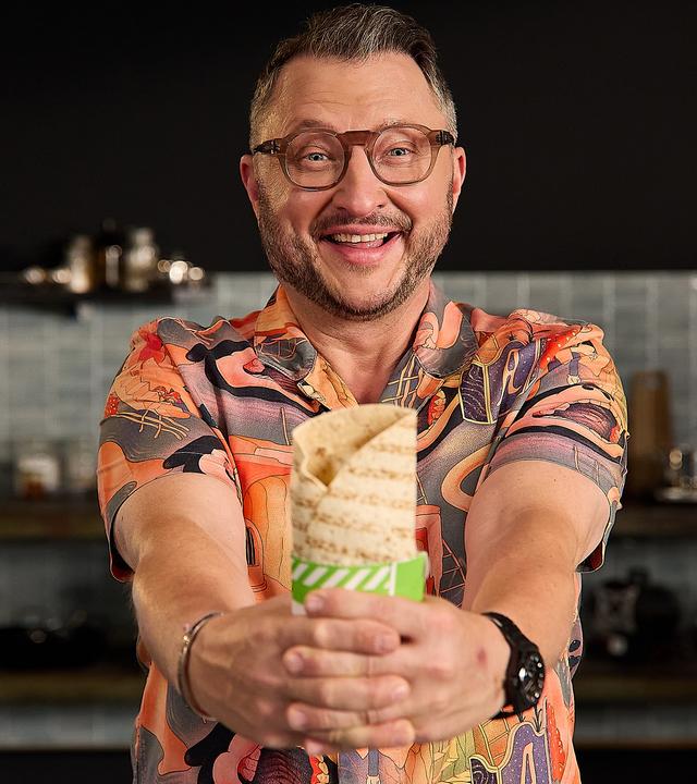 Sebastian Lege hält einen Wrap in die Kamera.