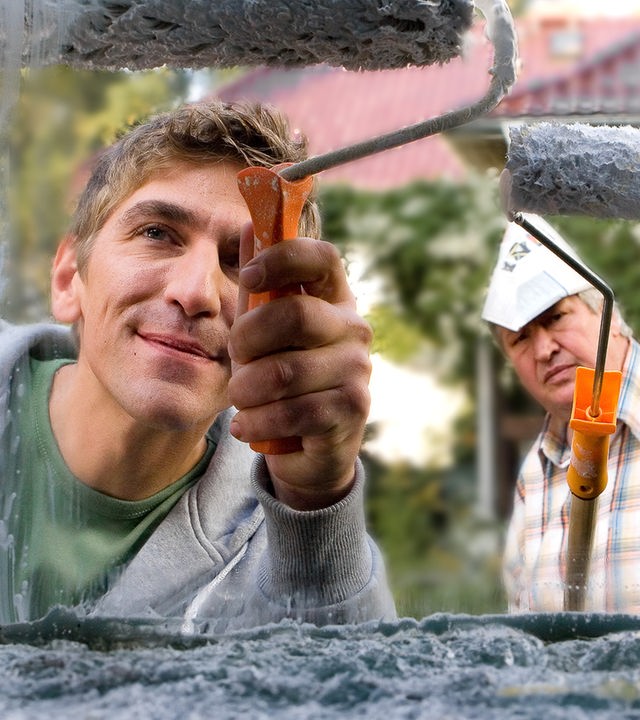 Fritz und Paschulke streichen die Wand.