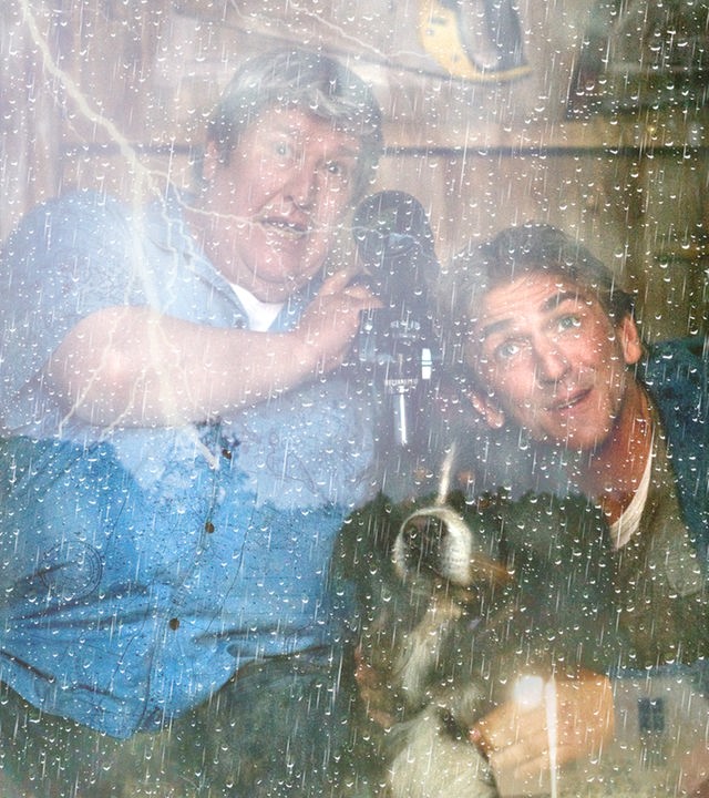 Fritz, Herr Paschulke und Keks schauen aus einem Fenster - draußen tobt ein Gewitter