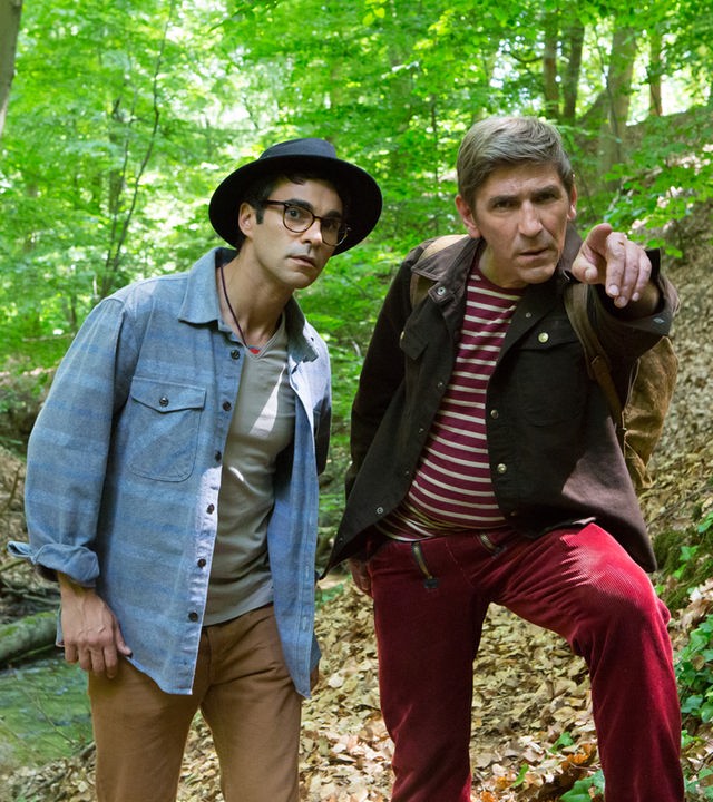 Fritz steht mit  Joseph “Flying Bear” Hawkings im Wald und zeigt mit dem Finger auf etwas