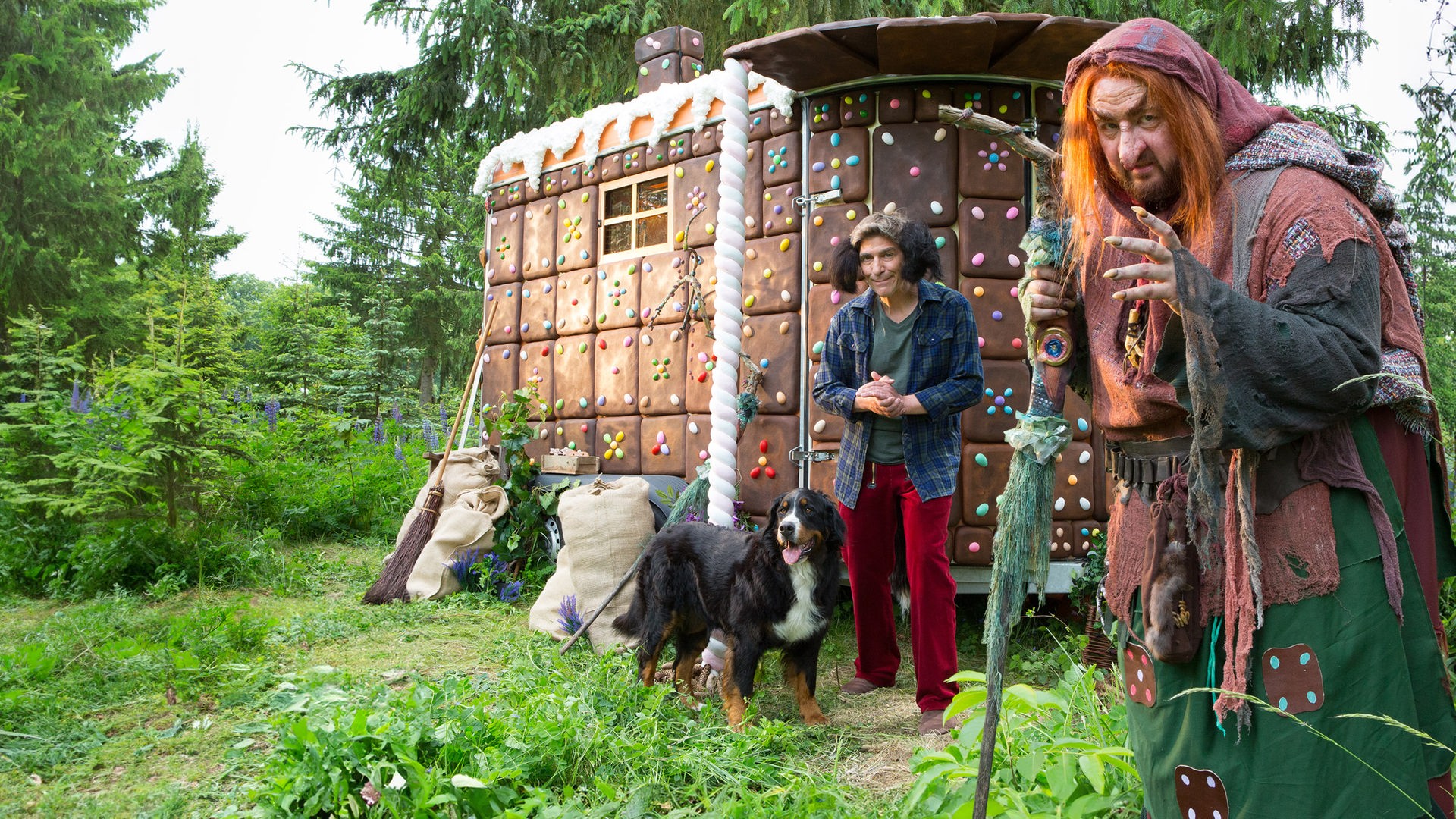 Fritz und David stehen wie im Märchen verkleidet vor einem Lebkuchenbauwagen