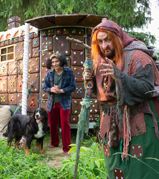 Fritz und David stehen wie im Märchen verkleidet vor einem Lebkuchenbauwagen
