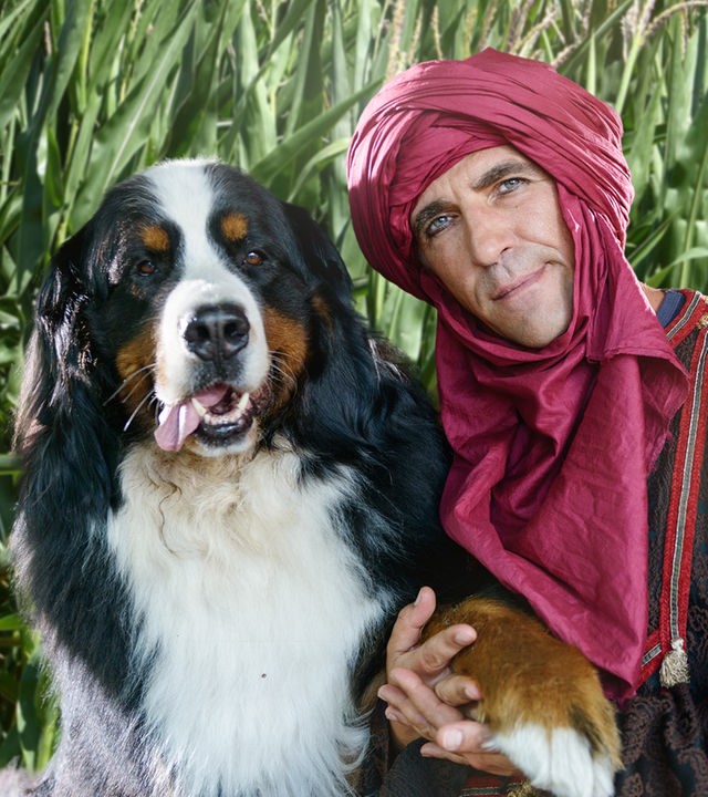Fritz Fuchs und Keks sitzen vor einem Maisfeld