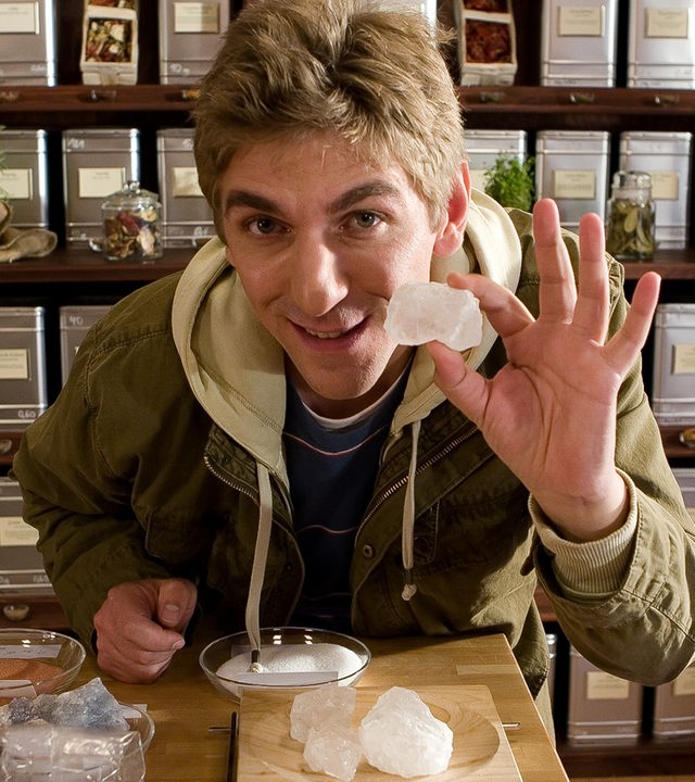 Fritz präsentiert einen Salzkristall.