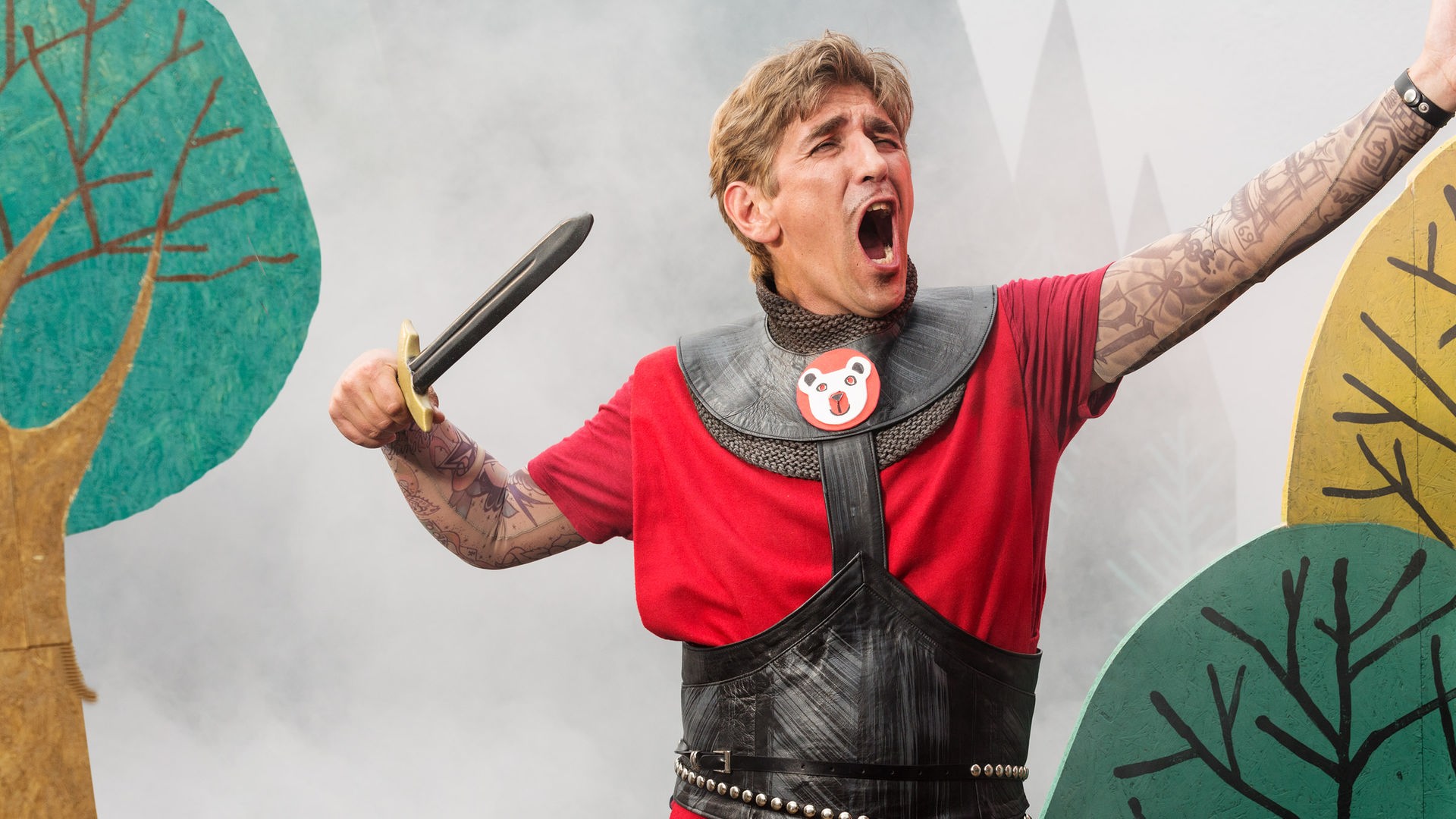 Fritz Fuchs, als König verkleidet mit einem Schwert in der Hand, singt