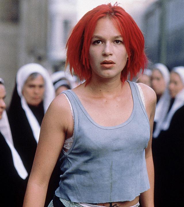 Franka Potente als Lola steht vor eine rReihe Nonnen und blickt gehetzt in die Kamera