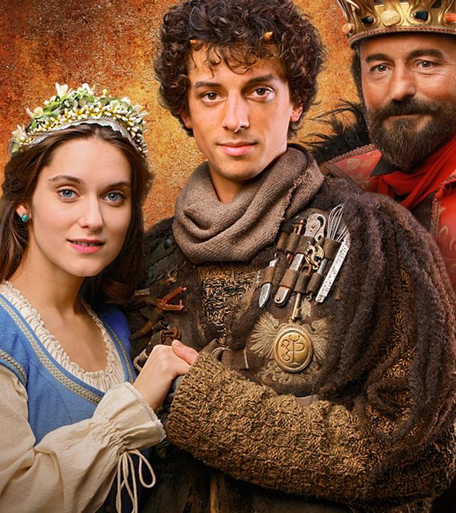 Die drei Hauptdarsteller als Gruppenbild nebeneinander: Wirtshaustochter Margarete im prinzessinnenhaften Outfit (Judit Bárdos, links), Bonifatius, der Sohn des Teufels (Jan Cinca, Mitte, festlich gewandet) und der Teufel, im feuerroten Umhang (Ondřej Vetchý, rechts)