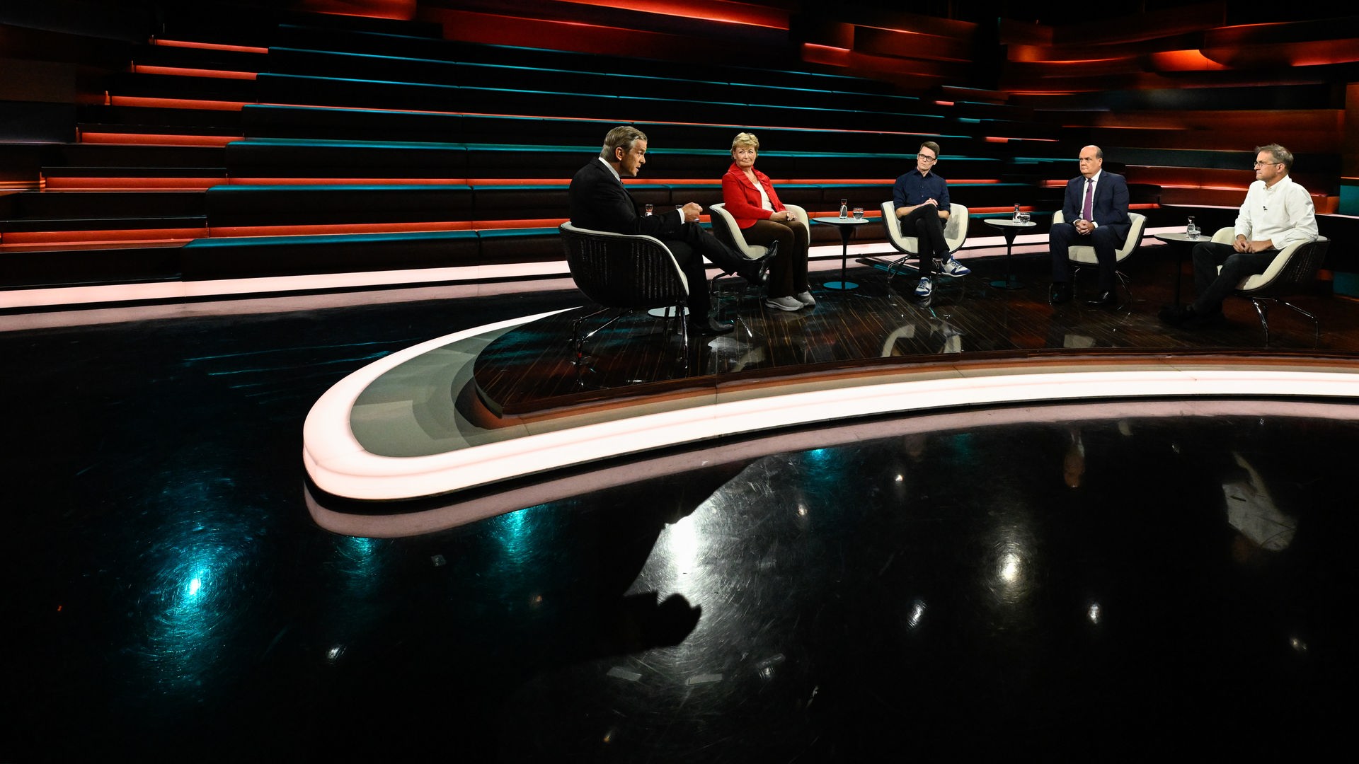 Markus Lanz diskutiert mit seinen Gästen Martina Schweinsburg, Christian Schaft, Robin Alexander und Gerald Knaus.