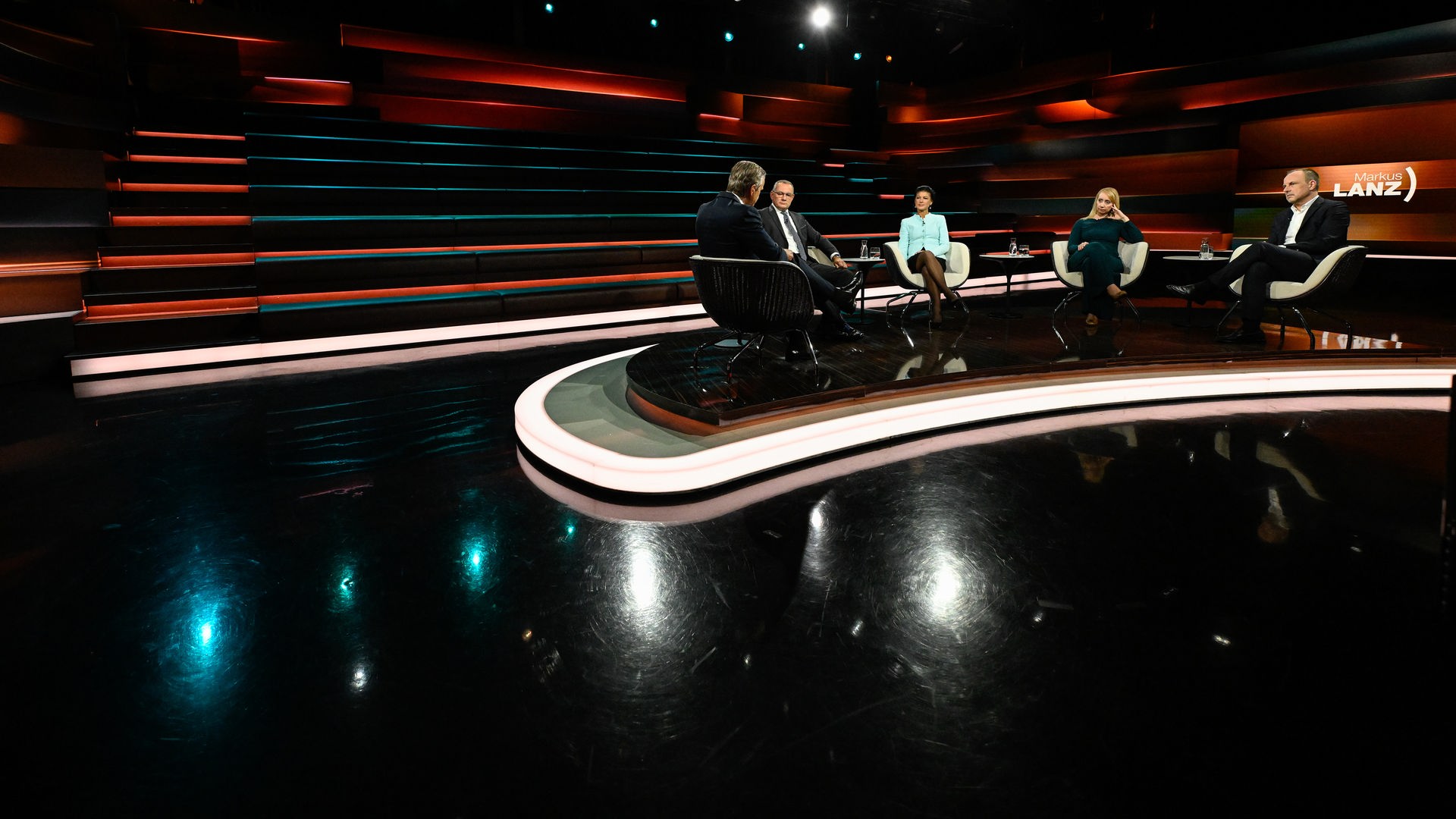 Markus Lanz diskutiert mit seinen Gästen heute (von links nach rechts): Tino Chrupalla, Sahra Wagenknecht, Melanie Amann, Peter Neumann
