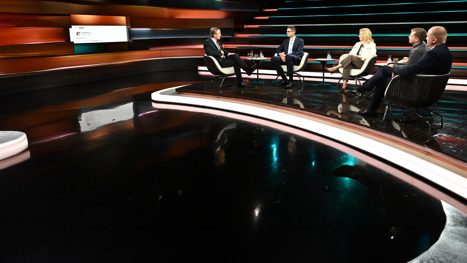 Markus Lanz diskutiert mit seinen Gästen heute (von links nach rechts): Sepp Müller, Eva Quadbeck, Julius Betschka und Justus Bender