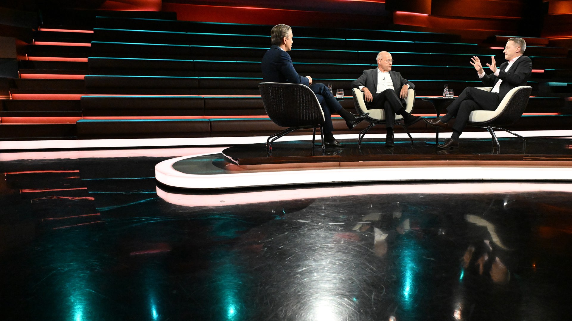 Markus Lanz diskutiert mit seinen Gästen heute (von links nach rechts): Gregor Gysi und Nikolaus Blome.