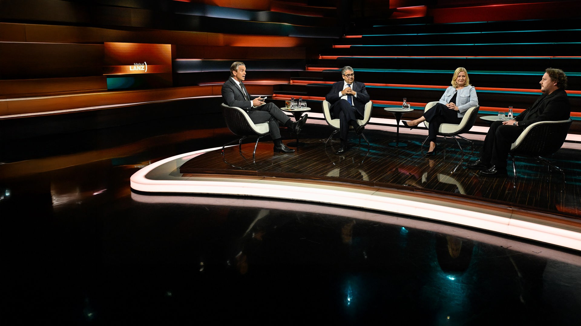 Markus Lanz diskutiert mit seinen Gästen heute (von links nach rechts): Sigmar Gabriel, Eva Quadbeck, Florian Flade