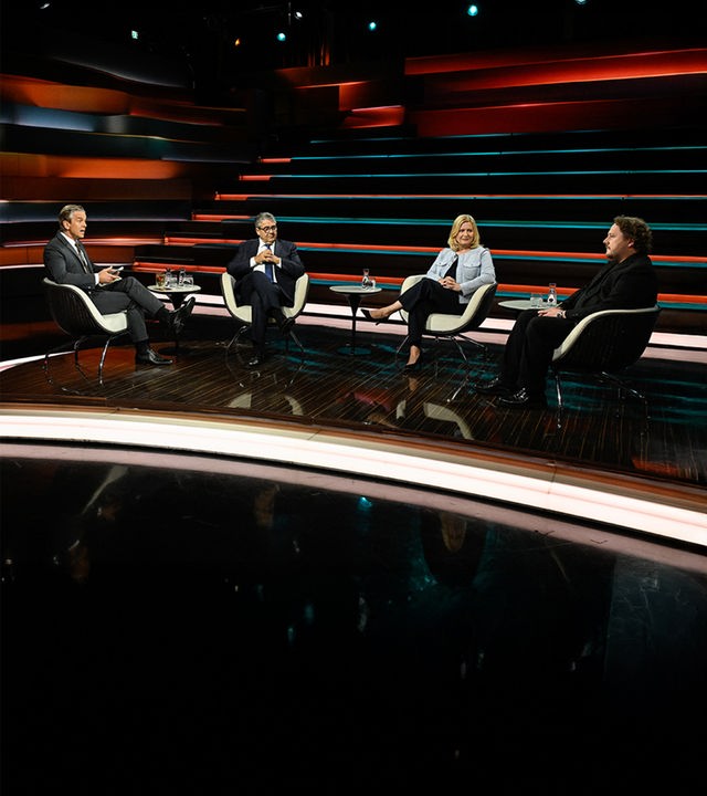 Markus Lanz diskutiert mit seinen Gästen heute (von links nach rechts): Sigmar Gabriel, Eva Quadbeck, Florian Flade