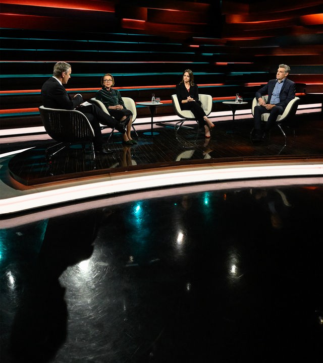 Markus Lanz diskutiert mit seinen Gästen, heute (von links nach rechts): Eva Umlauf (KZ Überlebende), Ruth-Anne Damm (Geschäftsführerin ZWEITZEUGEN e.V.), Dr. Oliver von Wrochem (Historiker)