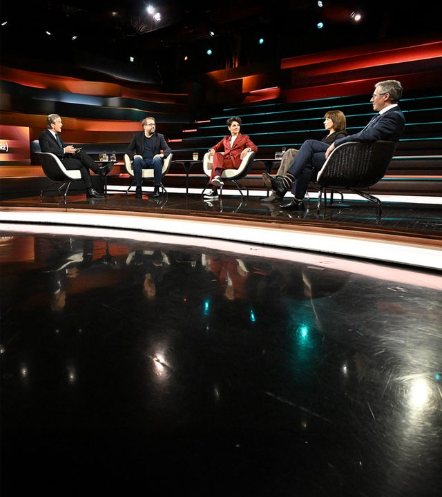 Markus Lanz diskutiert mit seinen Gästen heute (von links nach rechts): Paul Ronzheimer, Anna Lehmann, Sabine Adler, Daniel Freidrich Sturm
