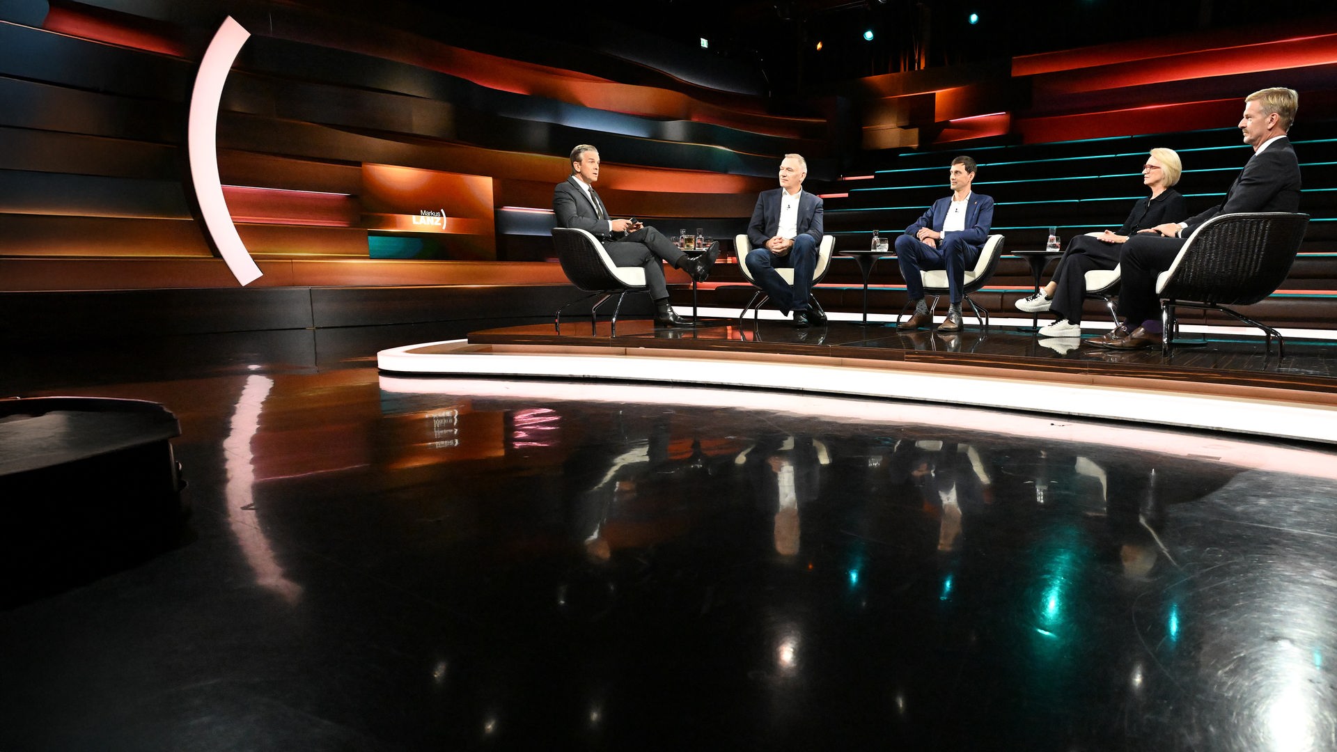 Markus Lanz diskutiert mit seinen Gästen heute (von links nach rechts): Jan van Aken, Martin Hikel, Monika Schnitzer, Gordon Repinski.
