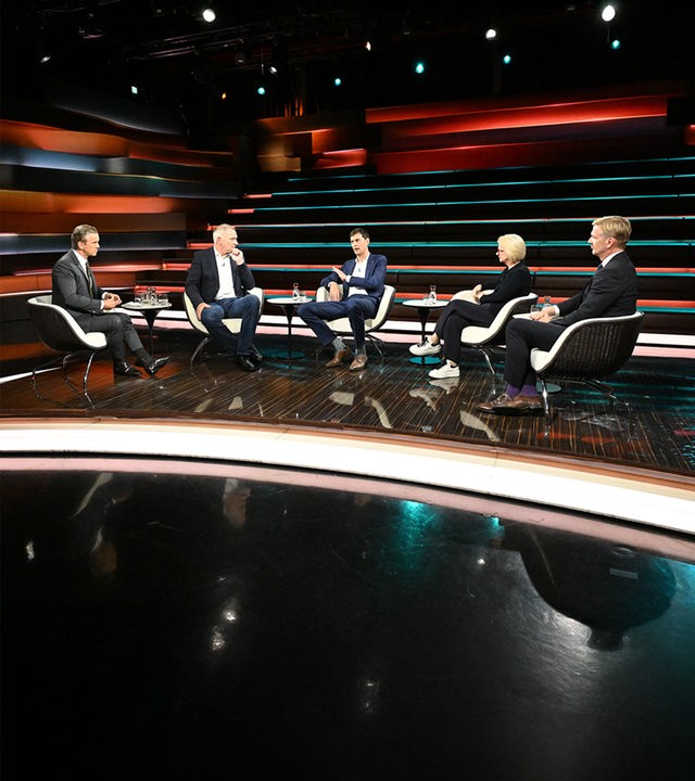 Markus Lanz diskutiert mit seinen Gästen heute (von links nach rechts): Jan van Aken, Martin Hikel, Monika Schnitzer, Gordon Repinski.