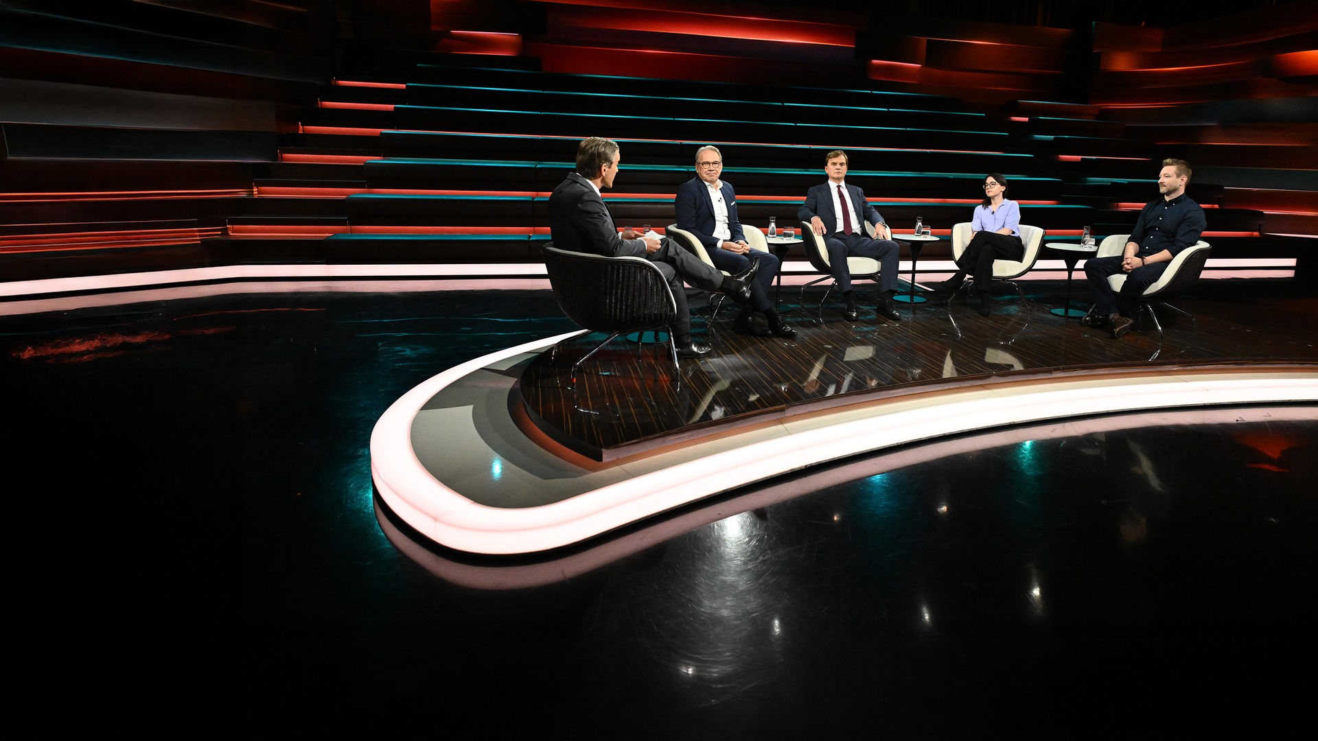 Markus Lanz diskutiert mit seinen Gästen (von links nach rechts): Georg Maier, Bernd Baumann, Annika Leister (dazugeschaltet), Anne Hähnig, Alexander Thiele.
