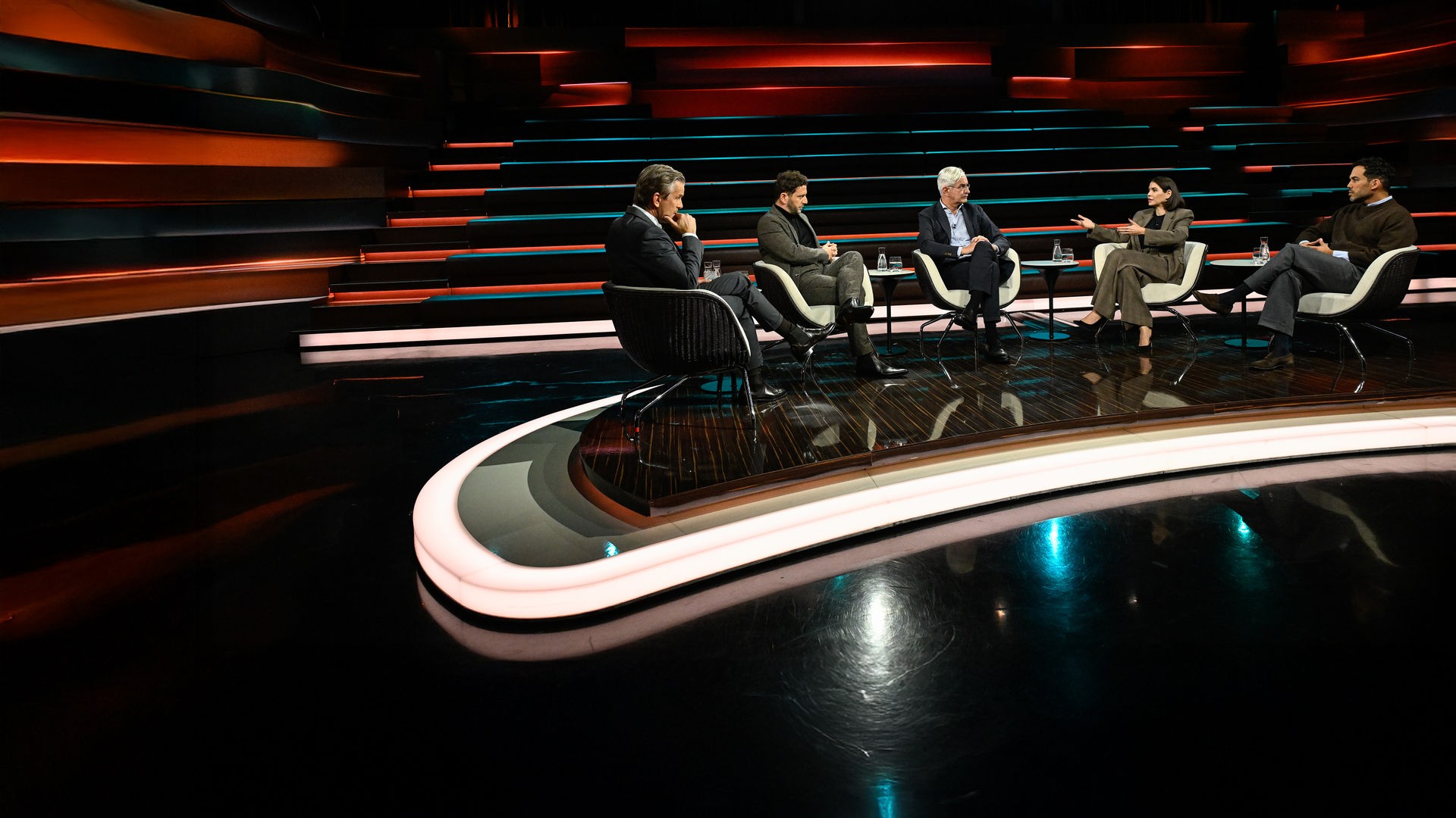 Markus Lanz diskutiert mit seinen Gästen (von links nach rechts): Felix Banaszak, Mathias Middelberg, Karina Mößbauer, Sascha Chaimowicz