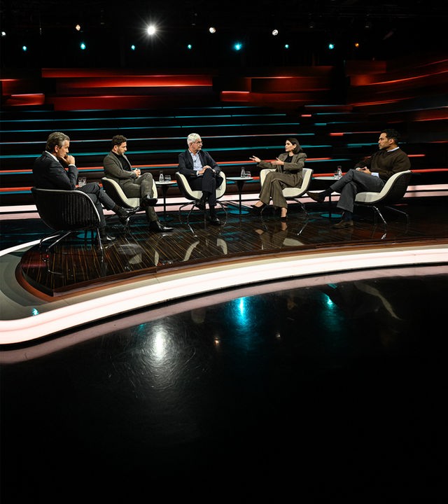 Markus Lanz diskutiert mit seinen Gästen (von links nach rechts): Felix Banaszak, Mathias Middelberg, Karina Mößbauer, Sascha Chaimowicz