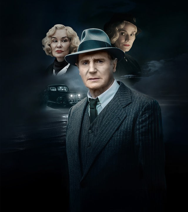 "Marlowe": Montage: Philip Marlowe (Liam Neeson) steht vor einem schwarzen Oldtimer auf einer nächtlichen Straße. Über seinen Schultern sind Nahaufnahmen von Dorothy Quincannon (Jessica Lange) und Clare Cavendish (Diane Kruger) montiert.