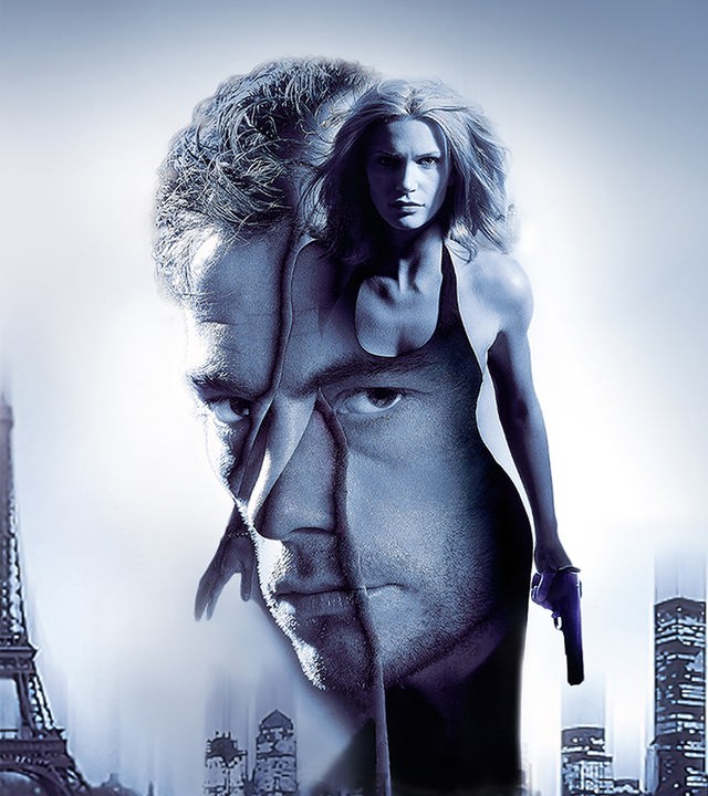 Jean-Claude Van Damme und Natasha Henstridge schauen mit kaltem Blick zum Betrachter. In der Ferne Neben ihnen ist der Eiffelturm zu sehen