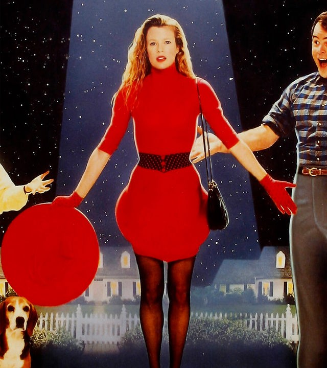 Auf dem Bild ist das Plakatmotiv des Films "Meine Stiefmutter ist ein Alien" zu sehen. Von links nach rechts stehen Jessie Mills (Alyson Hannigan), Celeste (Kim Basinger) und Ron Mills (John Lovitz) nebeneinander. Jessie und Ron sind jeweils zu Celeste in dre Mitte gewandt, die mit rotem Kleid in einem Lichtkegel steht. Im Hintergrund sind Reihenhäuser bei Nacht und der Sternenhimmel zu sehen.