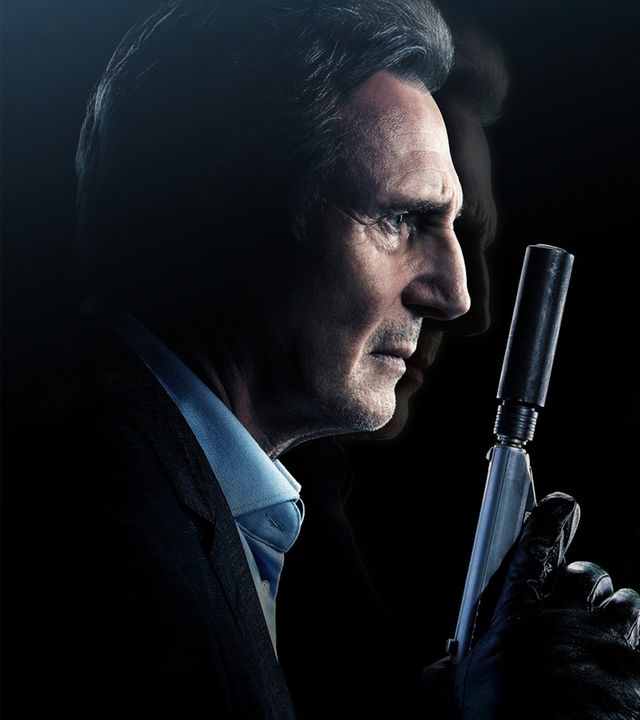 "Memory - Sein letzter Auftrag": Liam Neeson hält eine Waffe mit Schalldämpfer in der behandschuhten Hand.