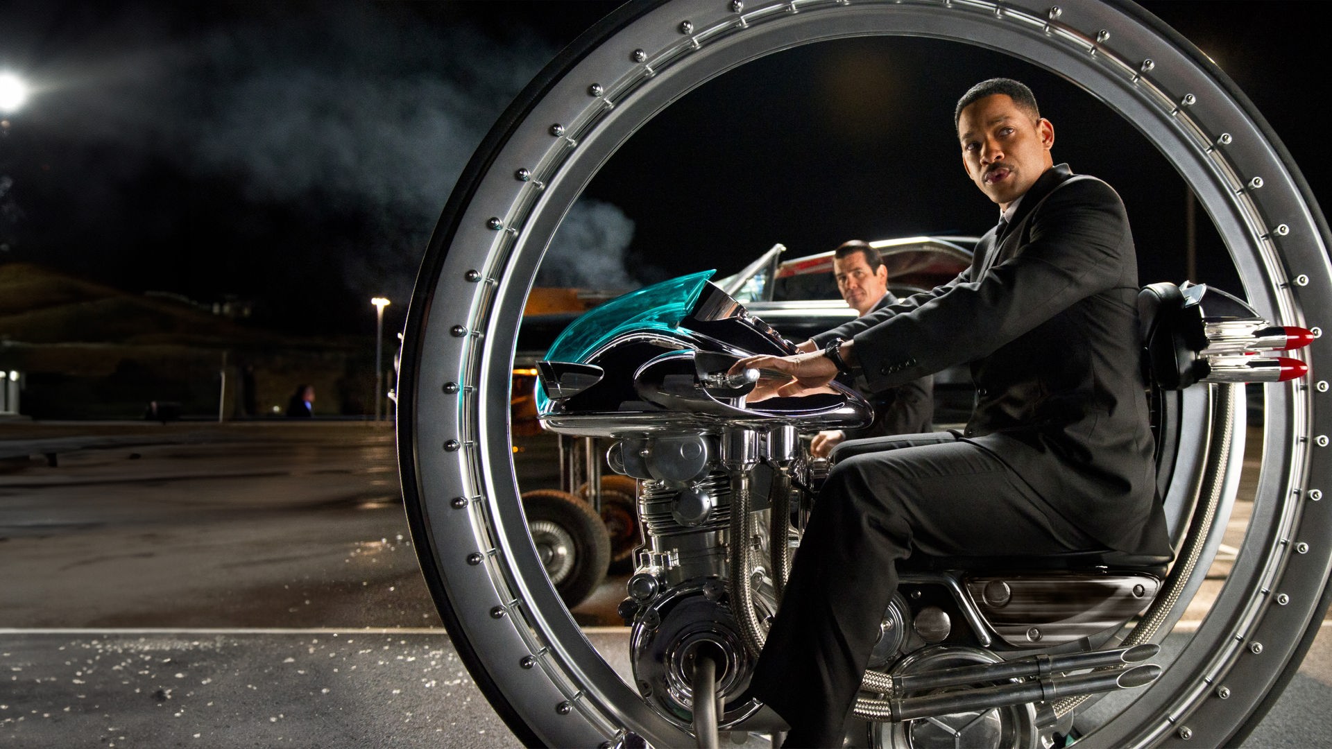 "Men in Black 3": J (Will Smith) und der junge K (Josh Brolin) sitzen auf futuristischen Motorrädern.