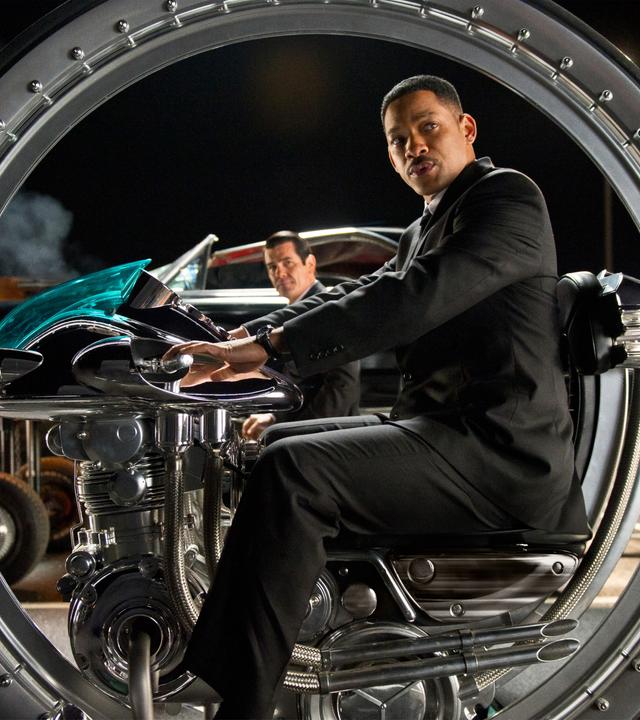 "Men in Black 3": J (Will Smith) und der junge K (Josh Brolin) sitzen auf futuristischen Motorrädern.