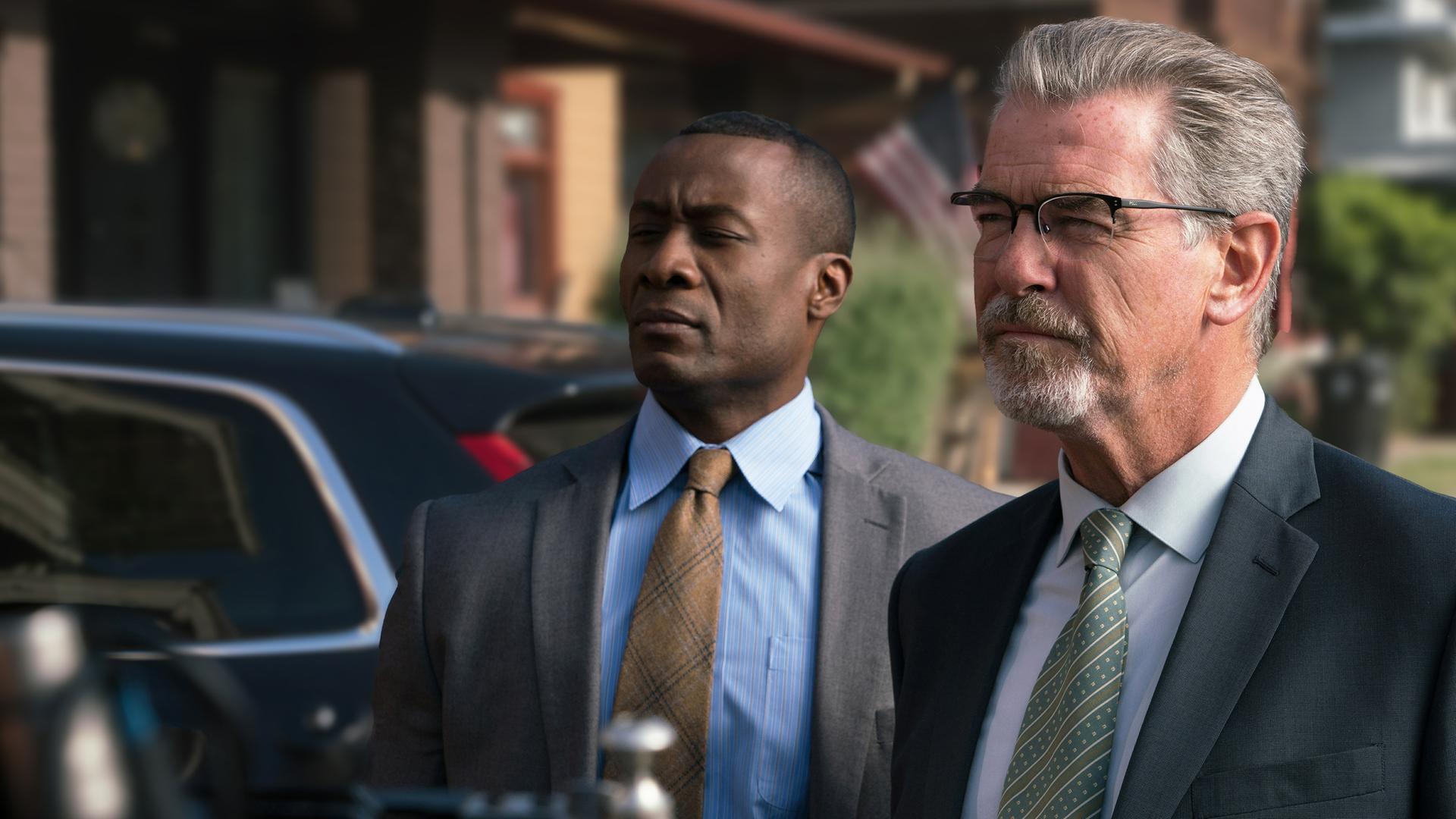 Ermittler Malloy (Pierce Brosnan, r.) und sein Kollege Killian (Sean Blakemore, l.) nehmen auch das direkte Umfeld ihres Verdächtigen ins Visier.