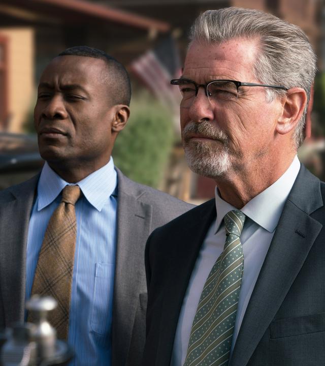 Ermittler Malloy (Pierce Brosnan, r.) und sein Kollege Killian (Sean Blakemore, l.) nehmen auch das direkte Umfeld ihres Verdächtigen ins Visier.