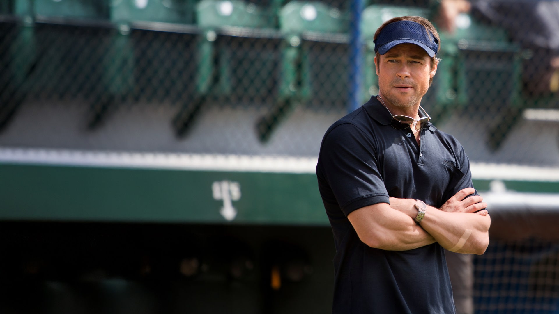 "Die Kunst zu gewinnen - Moneyball": Billy Beane (Brad Pitt) steht mit verschränkten Armen am Spielfeldrand und schaut ernst in die Ferne.