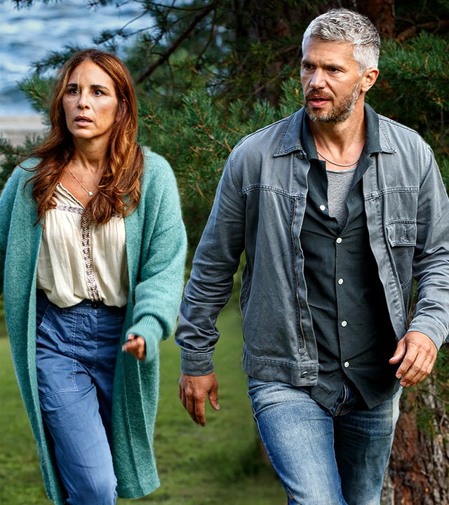 Nora Linde (Alexandra Rapaport) und Alexander Forsman (Nicolai Cleve Broch) inspizieren den Tatort im Mordfall Berger. Werden sie dort einen entscheidenden Hinweis finden? "Mord im Mittsommer - Vicky": Nora Linde ( Alexandra Rapaport) und Alexander Forsman (Nicolai Cleve Broch) laufen über eine grüne Wiese mit Gehweg. Links und rechts stehen Bäume, im Hintergrund ist etwas vom Meer zu sehen.