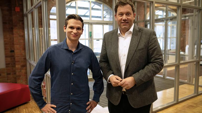  Fabian Köster (l.) und Vizekanzler Lars Klingbeil (r.) posieren nach der Aufzeichnung des Aufzugstalks im Foyer des Studios in Berlin.