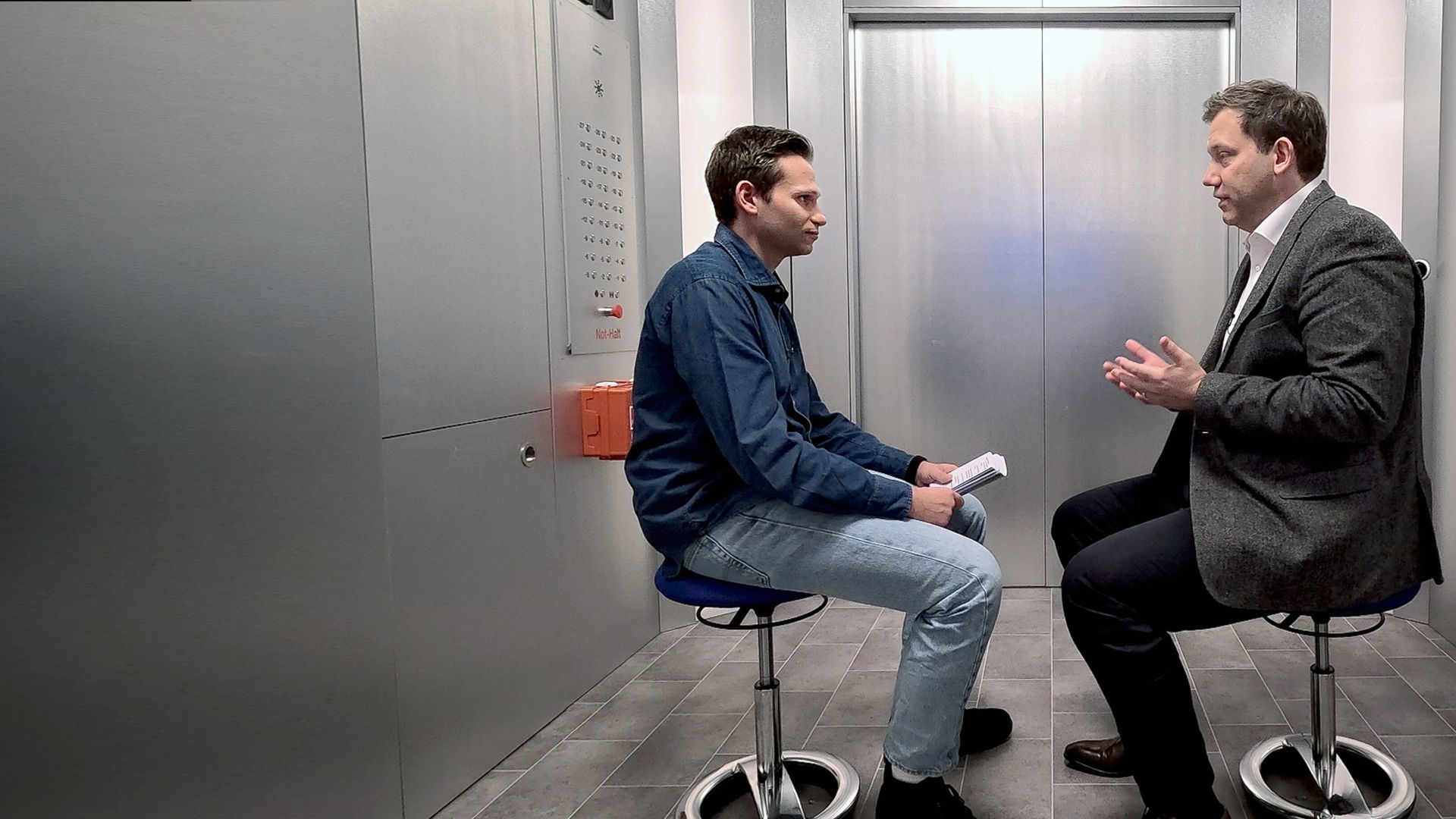 Fabian Köster (l.) spricht in dieser Folge seines Talkformats "Next Stop Köster" mit dem SPD-Vorsitzenden, Bundesfinanzminister und Vizekanzler Lars Klingbeil (r.) im Aufzug.