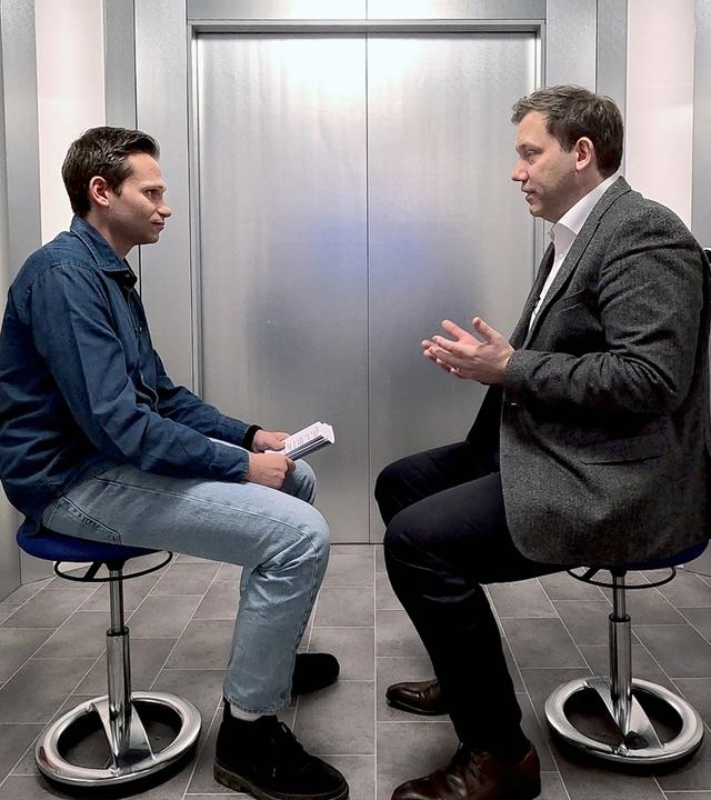 Fabian Köster (l.) spricht in dieser Folge seines Talkformats "Next Stop Köster" mit dem SPD-Vorsitzenden, Bundesfinanzminister und Vizekanzler Lars Klingbeil (r.) im Aufzug.