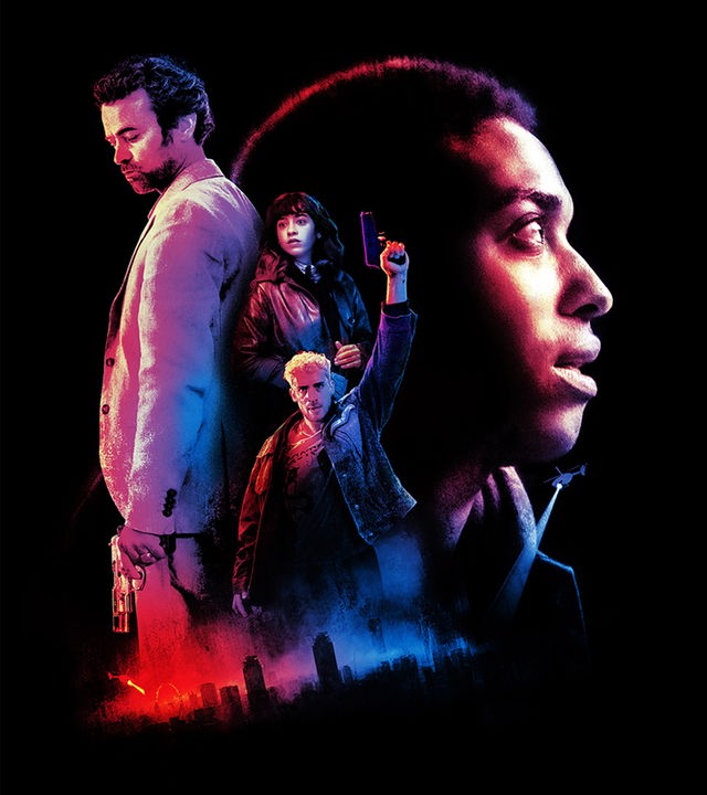 Night Call – Überlebe die Nacht - Im neonfarbenen Licht stehen die Charaktere Mady (Jonathan Feltre) im Profil und Yannick (Romain Duris) mit dem Rücken zu ihm, während im Hintergrund Théo (Jonas Bloquet) und Claire (Natacha Krief) mit einer Waffe zu sehen sind. Die nächtliche Brüsseler Silhouette am unteren Rand unterstreicht die bedrohliche Atmosphäre des Thrillers.