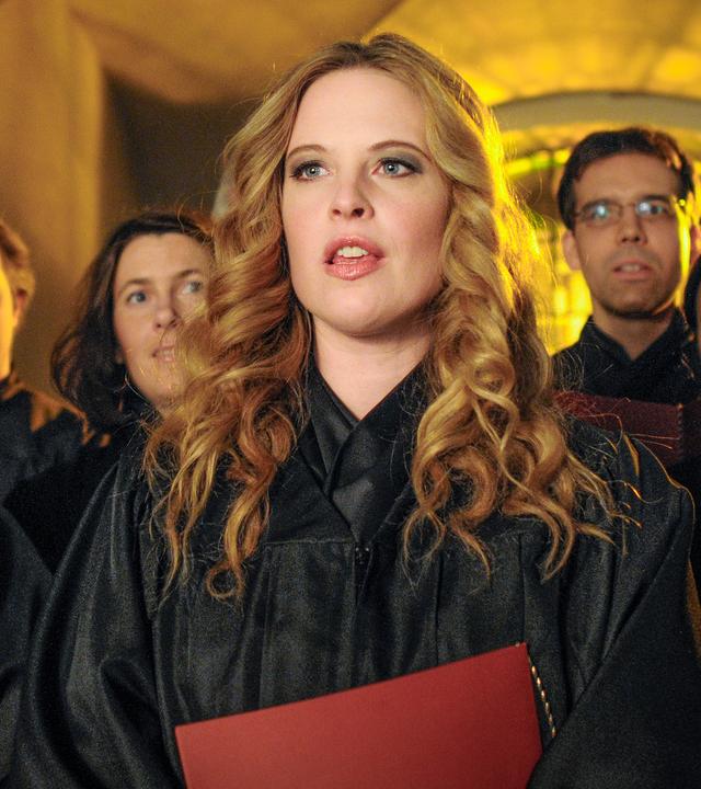 Miriam (Diana Amft, vorne re) singt ein Solo in ihrem Kirchenchor bei der Christmette. Nachbarin Waldtraud (Gisela Schneeberger, li) ist beeindruckt. 