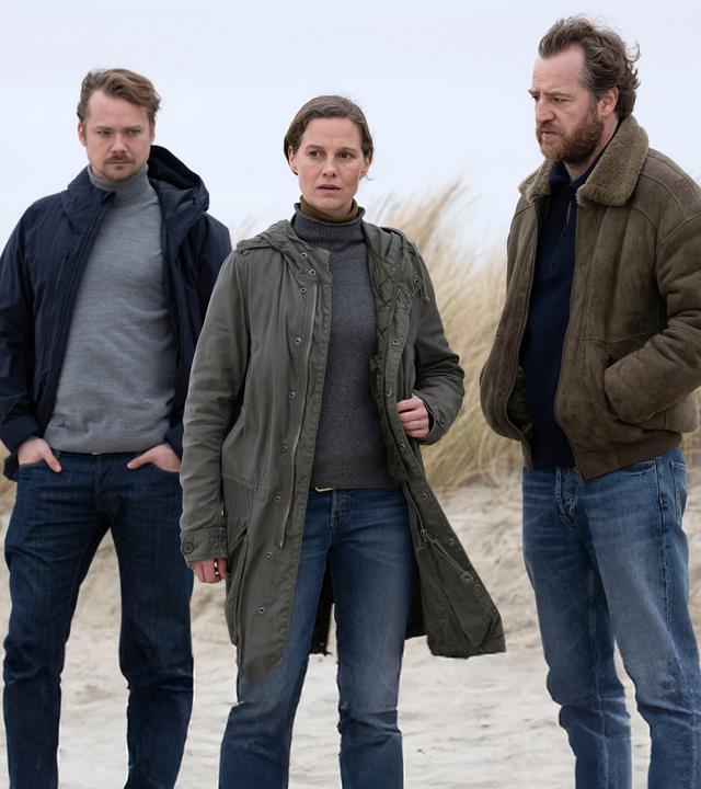 Kommissarin Ann Kathrin Klaasen (Picco von Groote, M.) und ihr Kollege und Ehemann Frank Weller (Tom Radisch, r.) und Dr. Bernhardt Sommerfeldt (Sven Schelker, l.). 