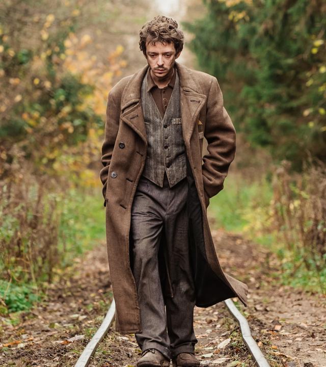 "Persischstunden": Gilles (Nahuel Pérez Biscayart) läuft zwischen Eisenbahnschienen durch einen Wald