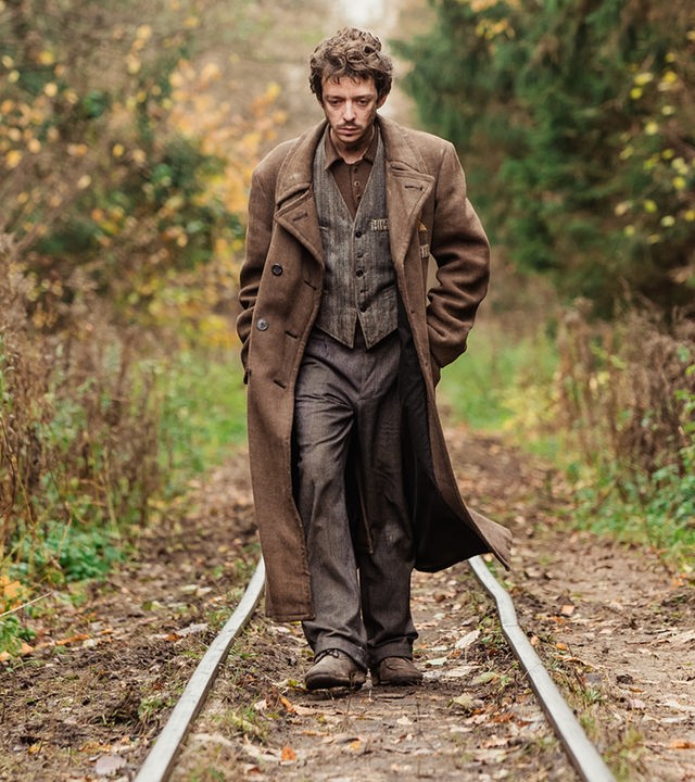 "Persischstunden": Gilles (Nahuel Pérez Biscayart) läuft zwischen Eisenbahnschienen durch einen Wald.